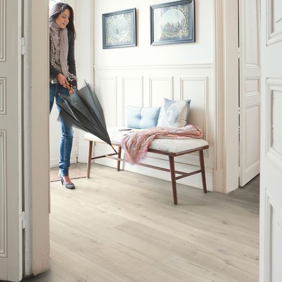 Quickstep-Soft-Oak-Light-Laminate-Floor