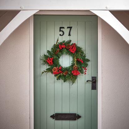 premier-cone--berry-wreath