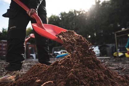 red-gorilla-shovel-with-101cm-red-handle