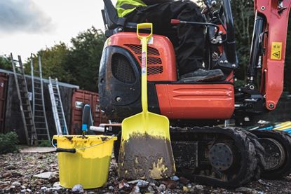 red-gorilla-shovel-with-101cm-yellow-handle